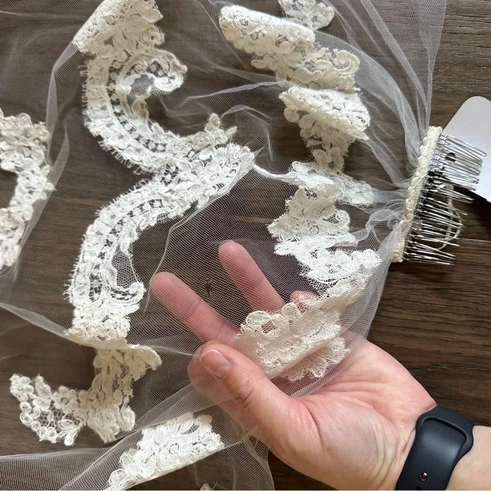 Jennifer Leigh L’Oréal Ivory 50” French Alencon Lace Veil